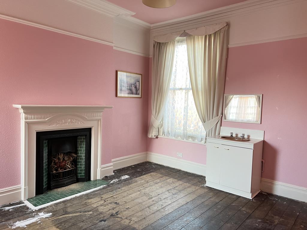 Lot: 114 - SUBSTANTIAL SEMI-DETACHED HOUSE FOR IMPROVEMENT - Bedroom two